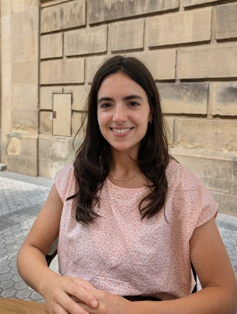 Irene López, enfermera y nutricionista, sonriendo en una terraza